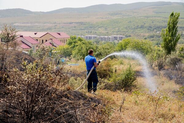 Высокая температура и засуха в августе стала причиной большого числа возгораний сухостоя. Работа пожарных близ Цхинвала. - Sputnik Южная Осетия