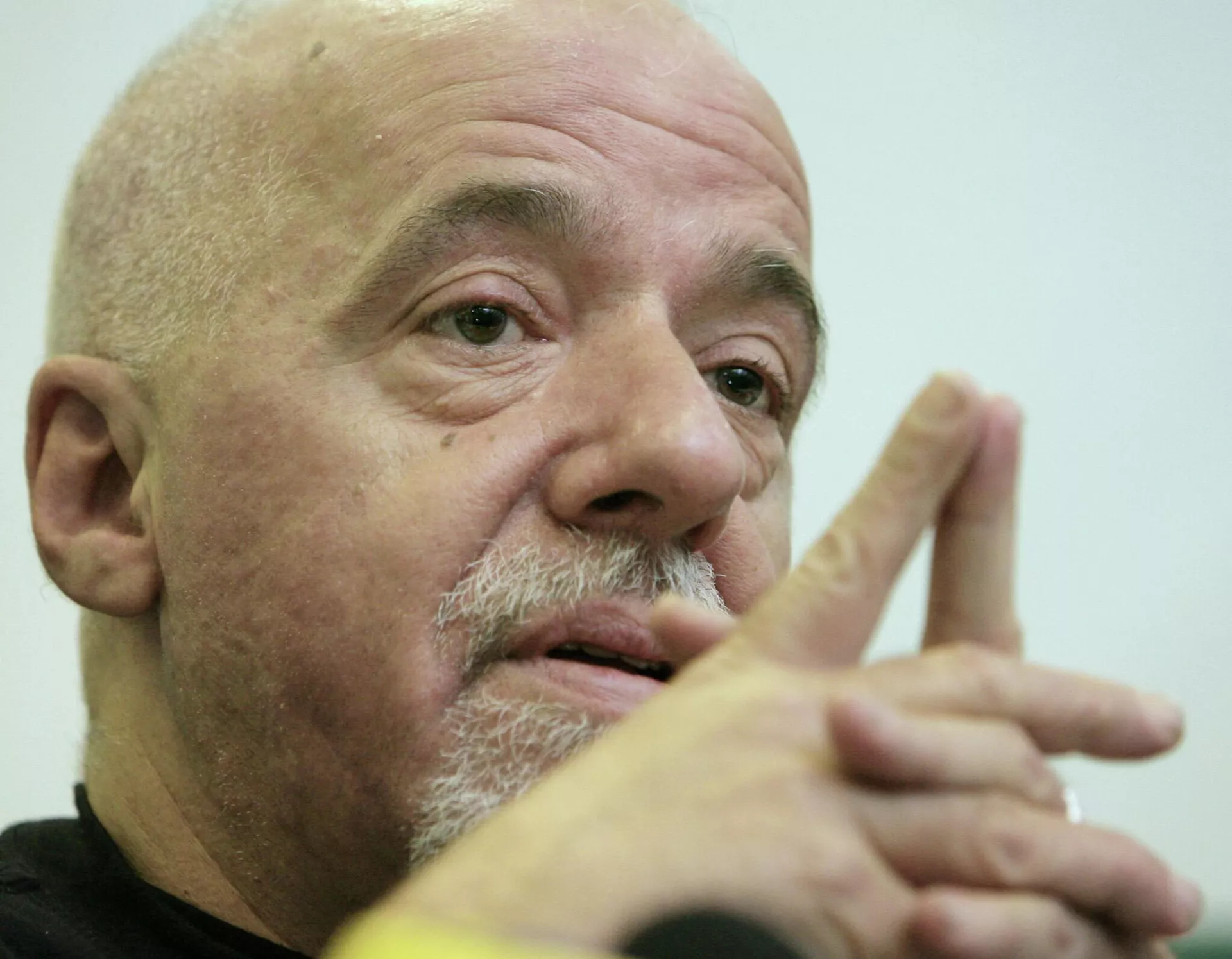 пауло коэльо о русофобии. известный бразильский писатель. жоржи амаду фото. известный бразильский писатель. жорж амаду бразильский писатель.