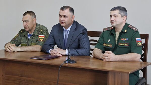 Президент Алан Гаглоев представил Минобороны нового руководителя Марата Павлова (справа)  - Sputnik Южная Осетия