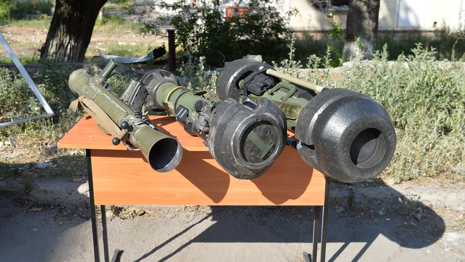Выставка трофейной военной техники и оружия в центре Лисичанска - Sputnik Южная Осетия, 1920, 23.08.2022