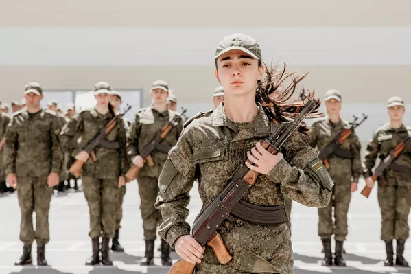 Курсанты и призывники выстроились на плацу оборонного ведомства,  поздравить их пришли родственники и представители руководства  республики. - Sputnik Южная Осетия