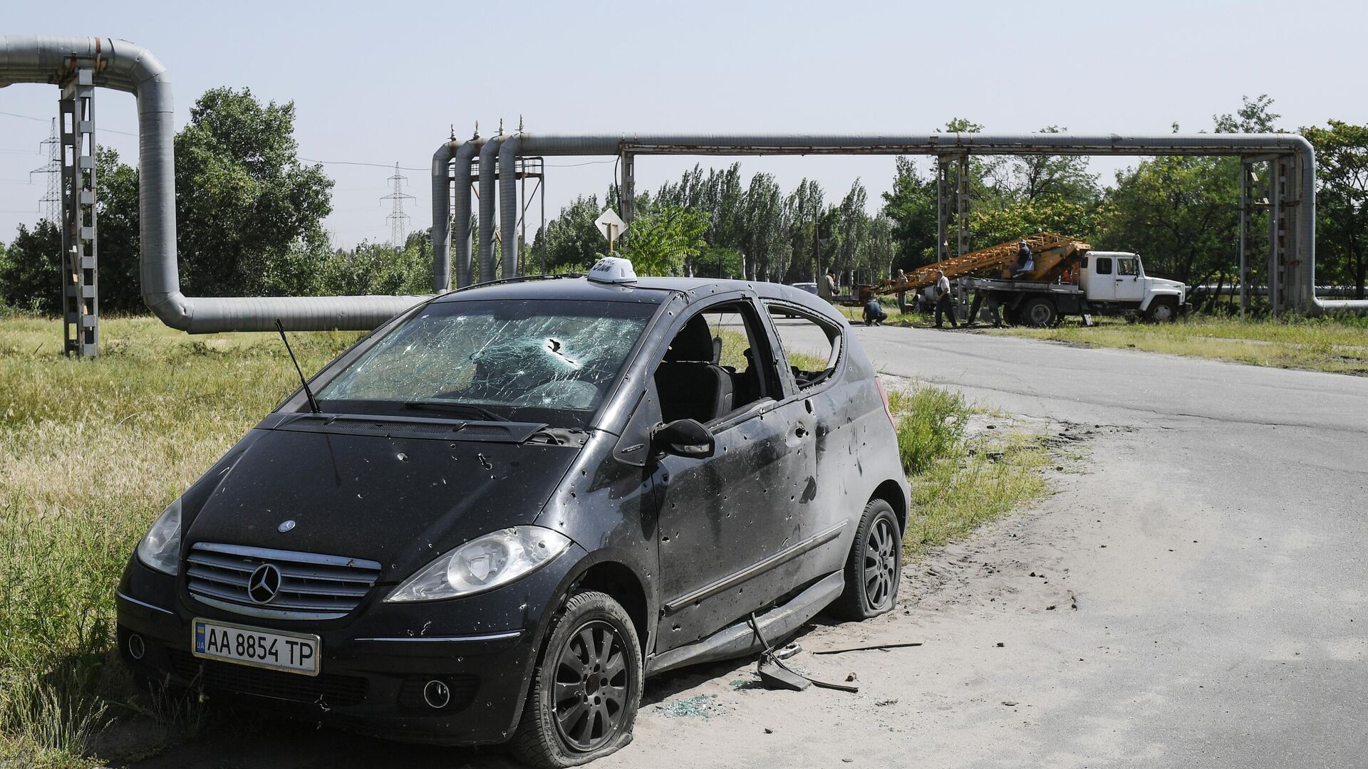 Машина, поврежденная в результате обстрела на территории Запорожской АЭС в Энергодаре - Sputnik Южная Осетия, 1920, 29.08.2022
