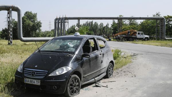 Машина, поврежденная в результате обстрела на территории Запорожской АЭС в Энергодаре - Sputnik Южная Осетия