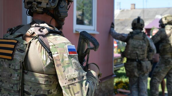 Военнослужащие российского подразделения специального назначения проверяют дом в Харьковской области  - Sputnik Южная Осетия