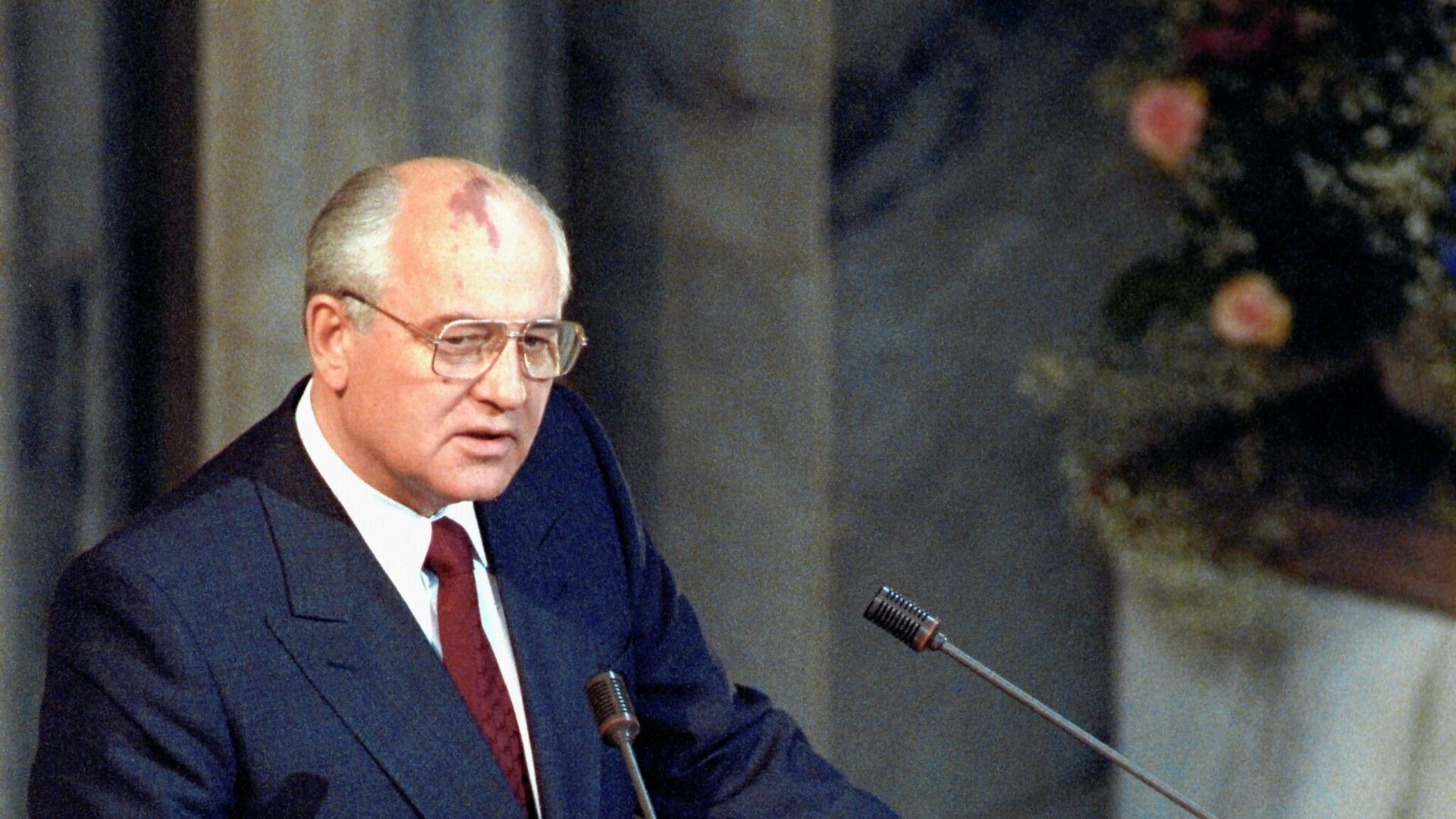 Лауреат Нобелевской премии мира за 1990 год президент СССР М.С.Горбачёв выступает с традиционной Нобелевской лекцией в Осло. - Sputnik Южная Осетия, 1920, 31.08.2022