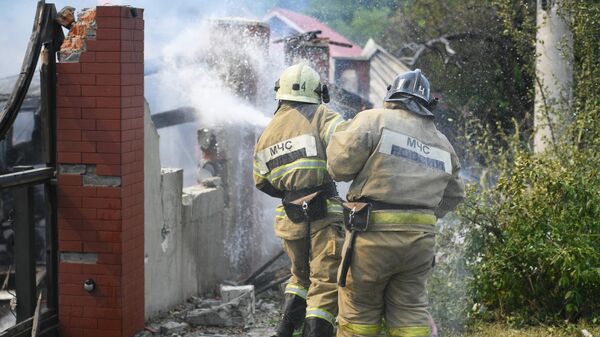 Сотрудники МЧС ДНР во время тушения пожара. Архивное фото  - Sputnik Южная Осетия