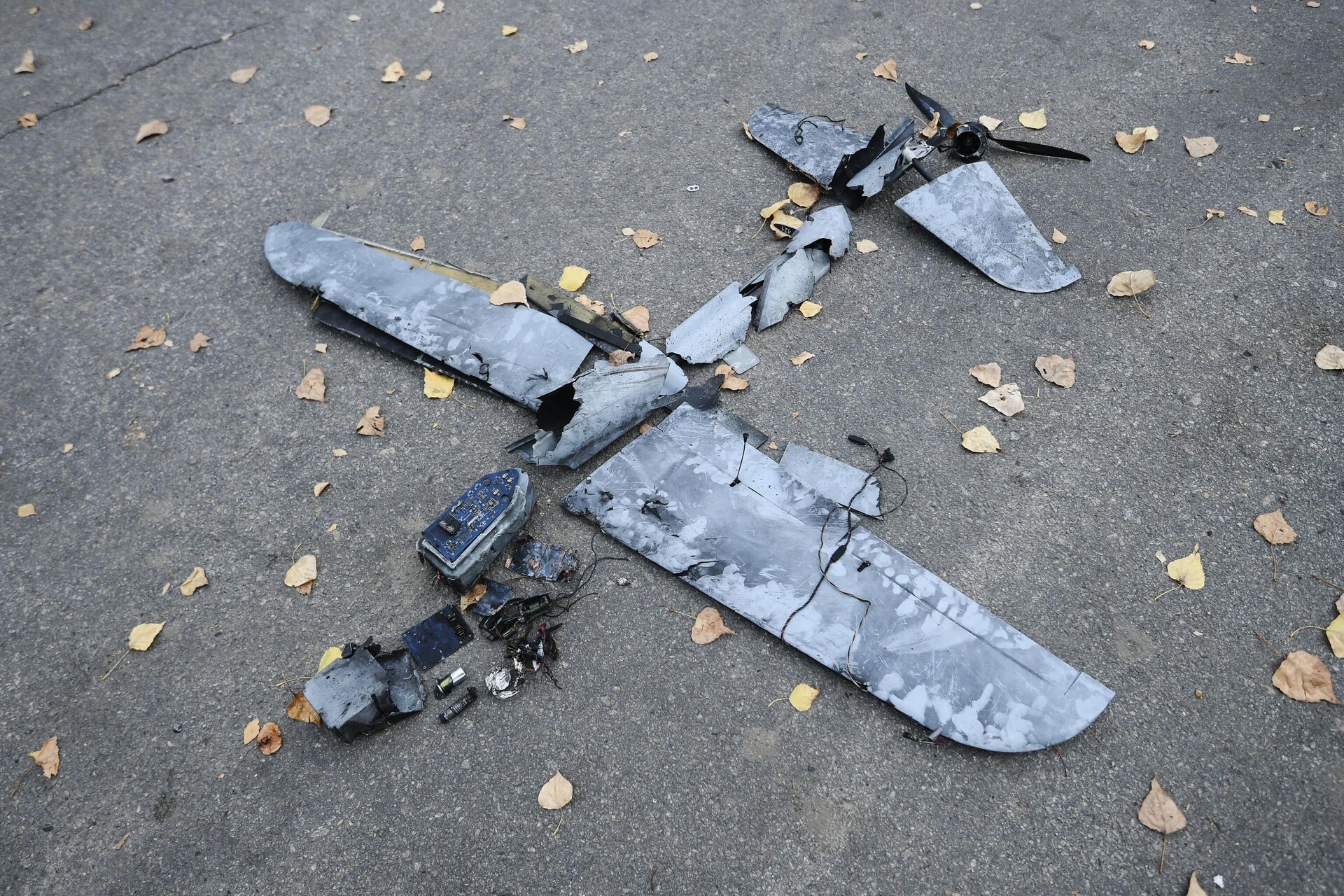 Разбитый беспилотный летательный аппарат на территории Запорожской атомной электростанции - Sputnik Южная Осетия, 1920, 02.09.2022