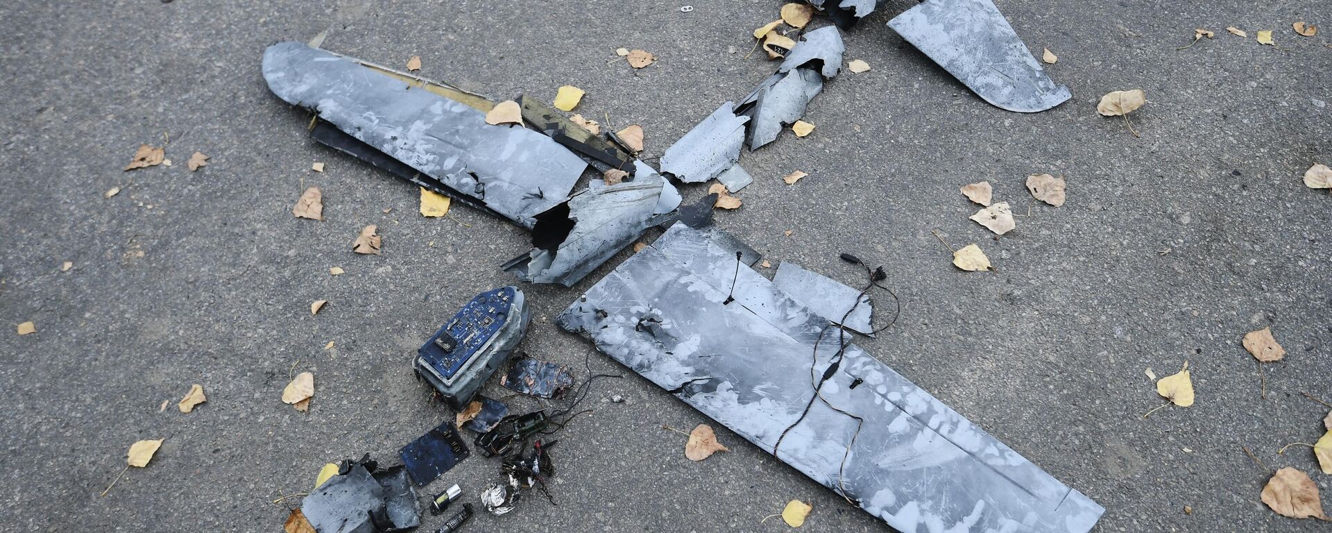 Разбитый беспилотный летательный аппарат на территории Запорожской атомной электростанции - Sputnik Южная Осетия, 1920, 30.07.2023