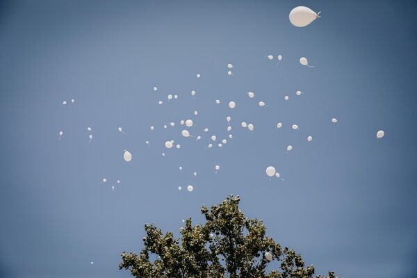 334 белых шара по числу жертв страшной трагедии.  - Sputnik Южная Осетия