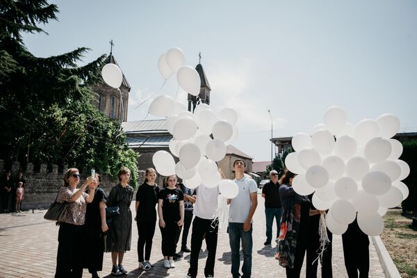 Траурные мероприятия памяти жертв теракта в Беслане в субботу проходят  по всей России и за ее пределами, в том числе в Южной Осетии. - Sputnik Южная Осетия