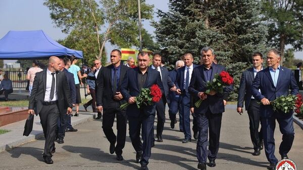 Президент Южной Осетии принял участие в траурных мероприятиях в Беслане  - Sputnik Южная Осетия