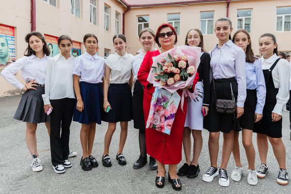 Ученицы 6-й школы с классным руководителем  - Sputnik Южная Осетия