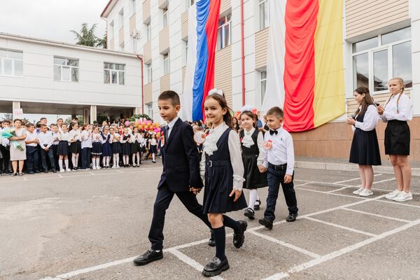 Школа встречает первоклассников  - Sputnik Южная Осетия