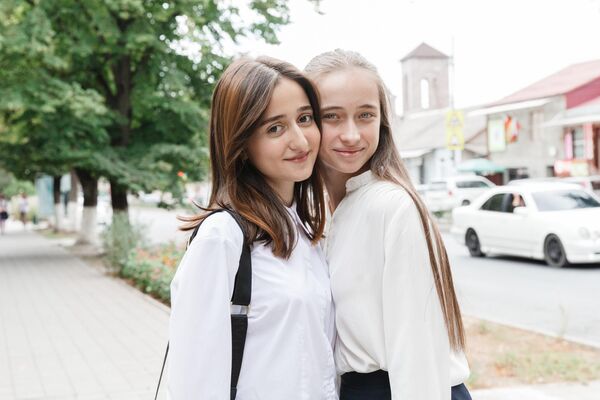 За лето одноклассники успели соскучиться друг по другу  - Sputnik Южная Осетия