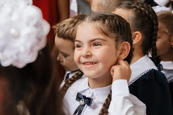 Радостная девочка из школы №6  - Sputnik Южная Осетия