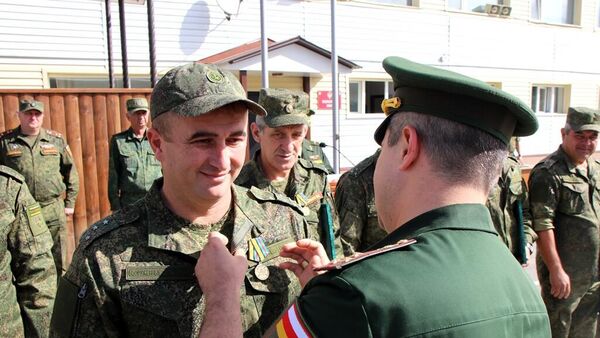 Министр обороны Южной Осетии наградил участников Танкового биатлона АрМИ-2022 - Sputnik Южная Осетия
