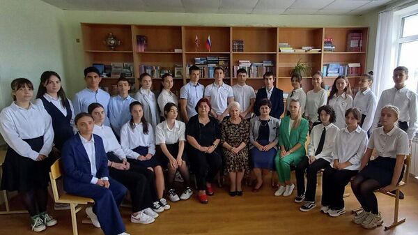Приехал Кутузов бить французов: в цхинвальской школе отметили День грамотности диктантом - Sputnik Южная Осетия