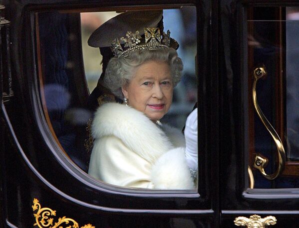 Королева Елизавета II приветствует толпу из своей конной повозки, Букингемский дворец, 6 декабря 2000 года. - Sputnik Южная Осетия