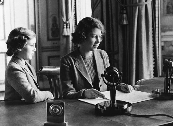 Принцесса Елизавета (в центре) во время речи перед британскими девочками и мальчиками, эвакуированными за границу, 22 октября 1940 года, Лондон, Англия. - Sputnik Южная Осетия