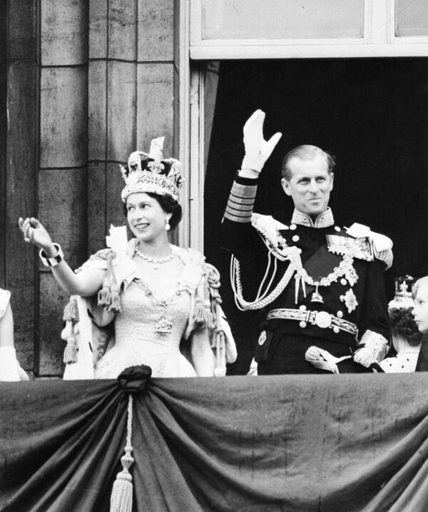 Королева Великобритании Елизавета II и принц Филипп, герцог Эдинбургский, после коронации в Вестминтерском аббатстве в Лондоне. - Sputnik Южная Осетия