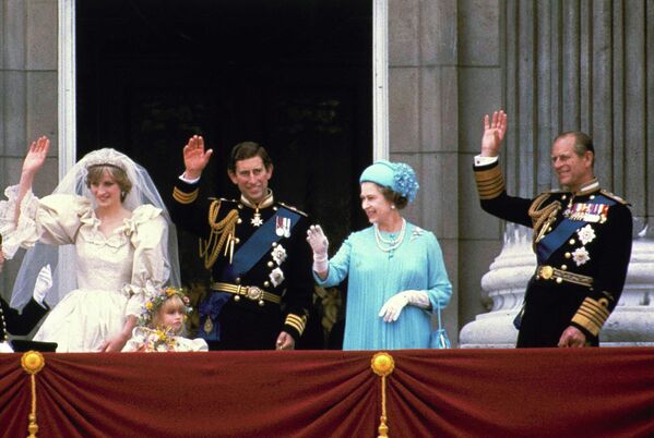 Принц Чарльз и его невеста Диана, принцесса Уэльская, его родители, королева Елизавета II и принц Филипп, машут рукой с балкона Букингемского дворца в Лондоне после свадьбы в соборе Святого Павла, 29 июля 1981 года. - Sputnik Южная Осетия