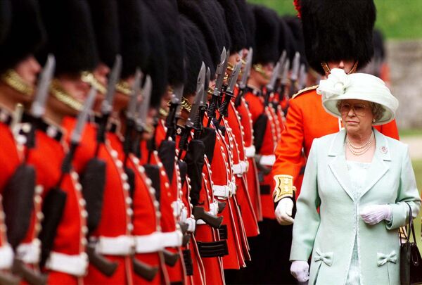 Королева Елизавета II инспектирует 1-й батальон и 7-ю роту гвардейцев Колдстрима в Виндзоре 20 мая 1999 года. Королева вручила новые цвета полкам в Виндзорском замке в качестве главнокомандующего. - Sputnik Южная Осетия