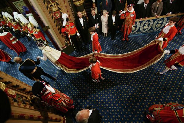 Королева Великобритании Елизавета II (в центре слева) и принц Филипп, герцог Эдинбургский, проходят через Королевскую галерею во время государственного открытия парламента в Палате лордов в Лондоне, среда, 4 июня 2014 года. - Sputnik Южная Осетия