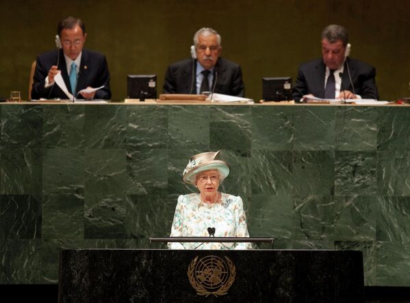 Королева Великобритании Елизавета II выступает перед Генеральной Ассамблеей ООН 6 июля 2010 года в Нью-Йорке. - Sputnik Южная Осетия