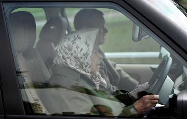 Королева Великобритании Елизавета II за рулем своего автомобиля Range Rover, прибывшая на ежегодное Королевское конное шоу в Виндзоре, к западу от Лондона, 10 мая 2019 года. - Sputnik Южная Осетия