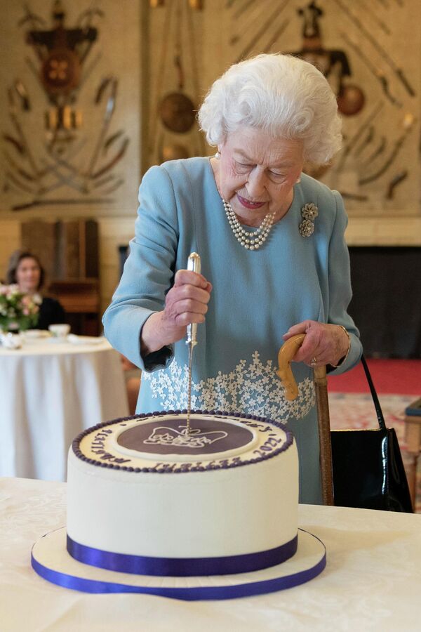 Королева Великобритании Елизавета II разрезает торт, чтобы отпраздновать начало Платинового юбилея в Сандрингем-Хаусе, ее резиденции в Норфолке в Англии, в субботу, 5 февраля 2022 года. - Sputnik Южная Осетия