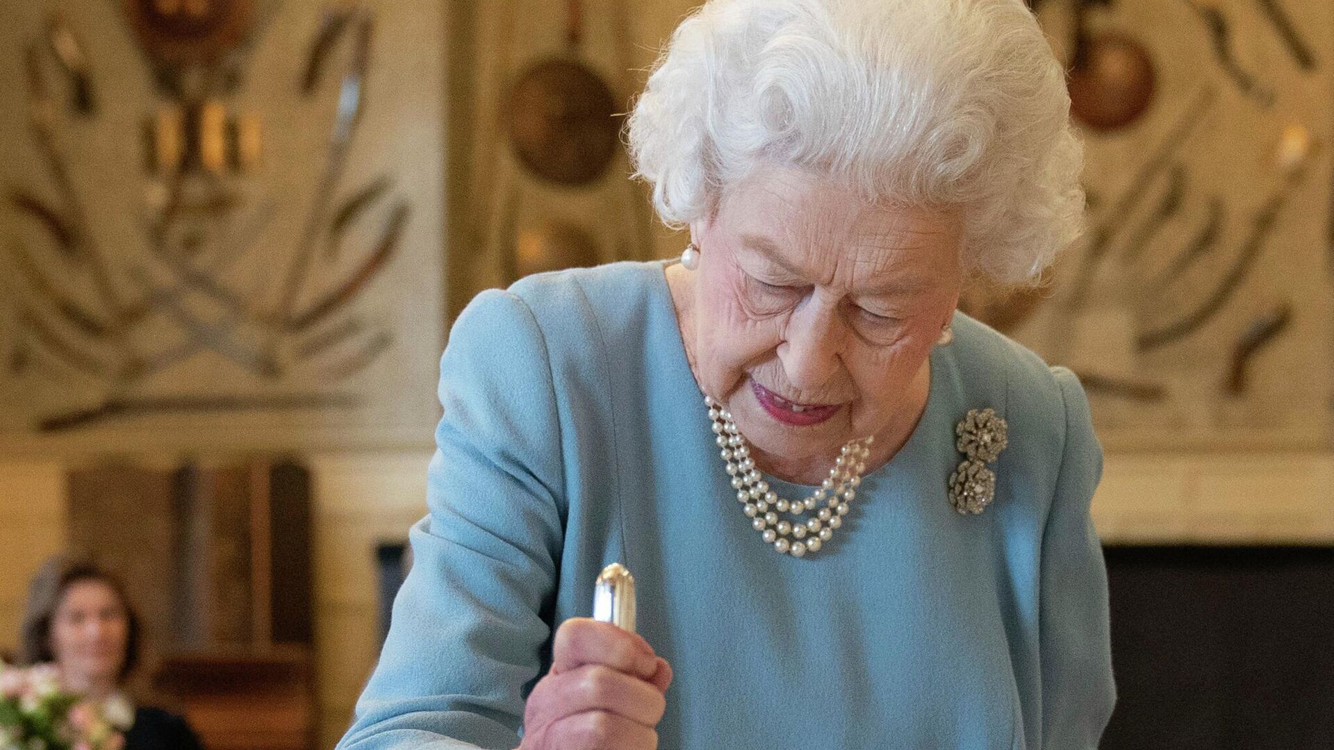 Королева Великобритании Елизавета II разрезает торт, чтобы отпраздновать начало семидесятой годовщины ее правления, 2022 год - Sputnik Южная Осетия, 1920, 09.09.2022