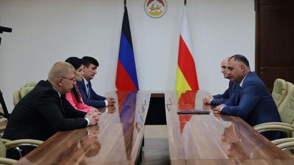 Встреча с делегацией Донецкой Народной Республики
  - Sputnik Южная Осетия