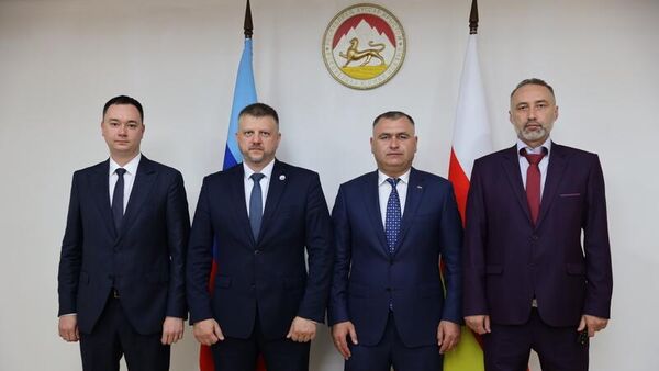 Встреча Алана Гаглоева с делегацией Луганской Народной Республики - Sputnik Южная Осетия