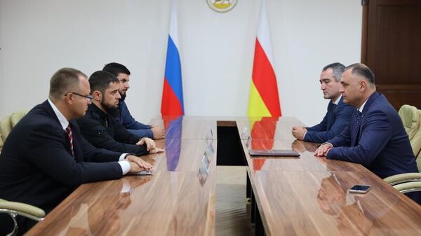 Президент Южной Осетии Алан Гаглоев встретился с делегацией из Чечни - Sputnik Южная Осетия