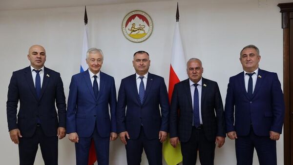 Президент Южной Осетии принял североосетинскую делегацию - Sputnik Южная Осетия