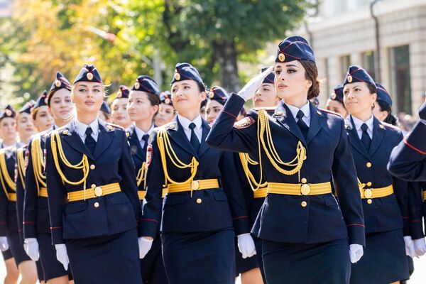 Девушки-военнослужащие на параде  - Sputnik Южная Осетия