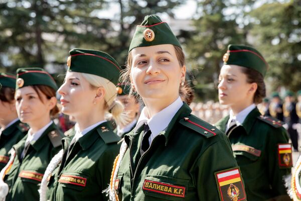 Девушки в строю на военном параде - Sputnik Южная Осетия