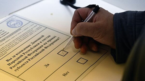 Голосование на референдумах о присоединении к РФ в Москве - Sputnik Южная Осетия