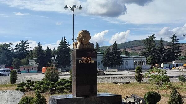 Дагестанскому поэту Расулу Гамзатову установили бюст в Цхинвале - Sputnik Южная Осетия