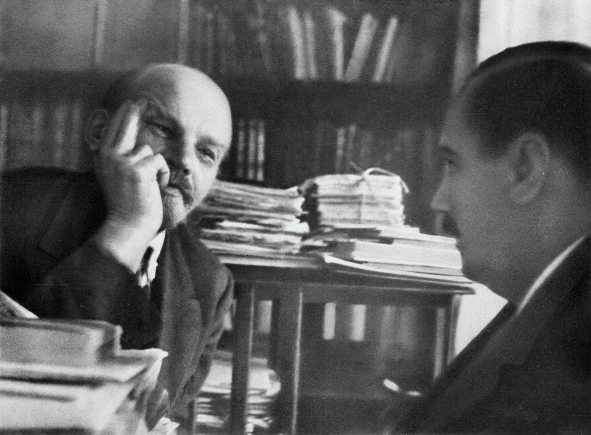 Владимир Ильич Ленин в своем рабочем кабинете в Кремле беседует с английским писателем Гербертом Джорджем Уэллсом 5 октября 1920 года. - Sputnik Южная Осетия, 1920, 05.10.2022