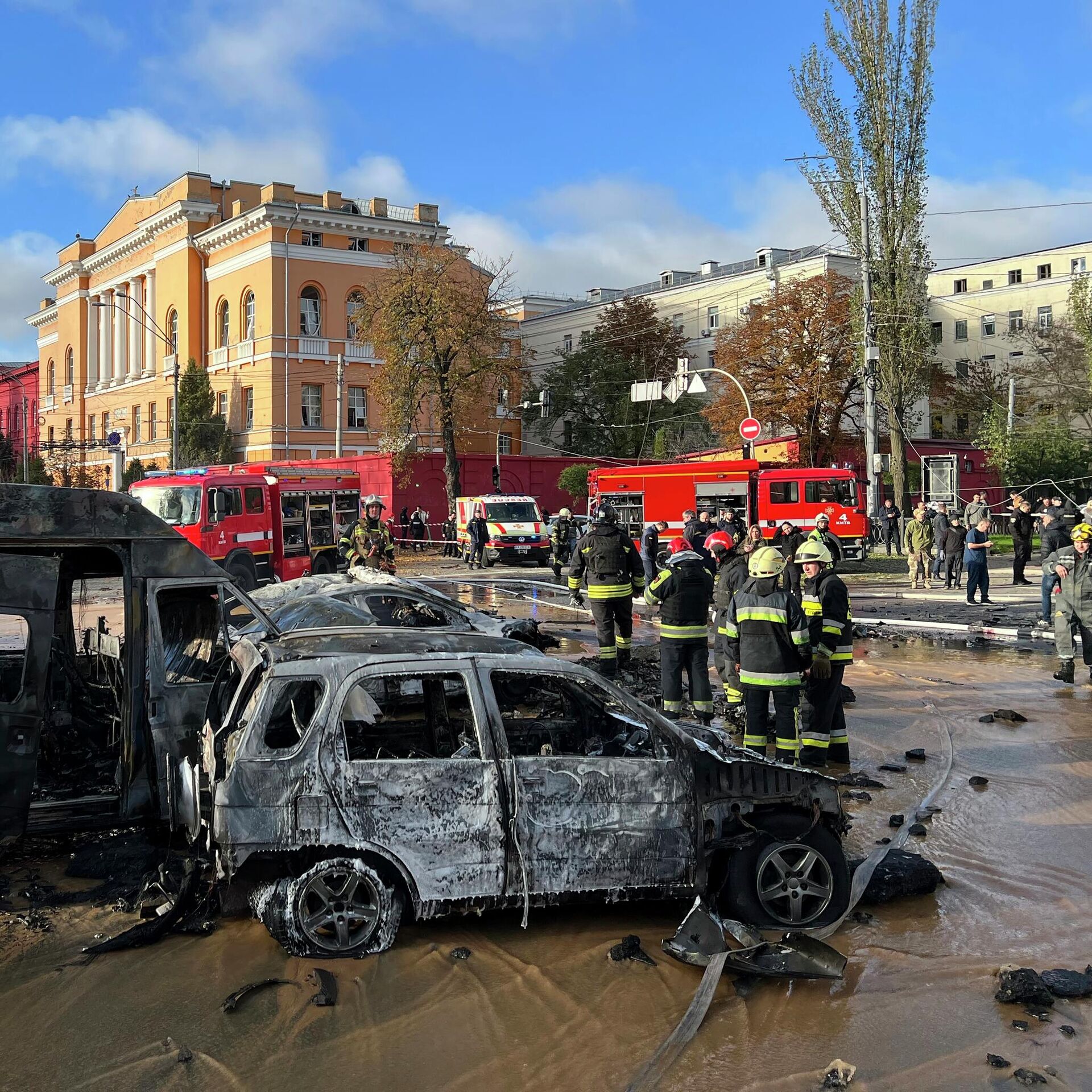 Бомбят киев сегодня последние новости. Центр Киева бомбежка.