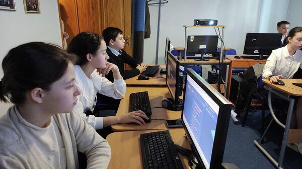 Учащиеся цхинвальской школы Альбион прошли Урок цифры - Sputnik Южная Осетия