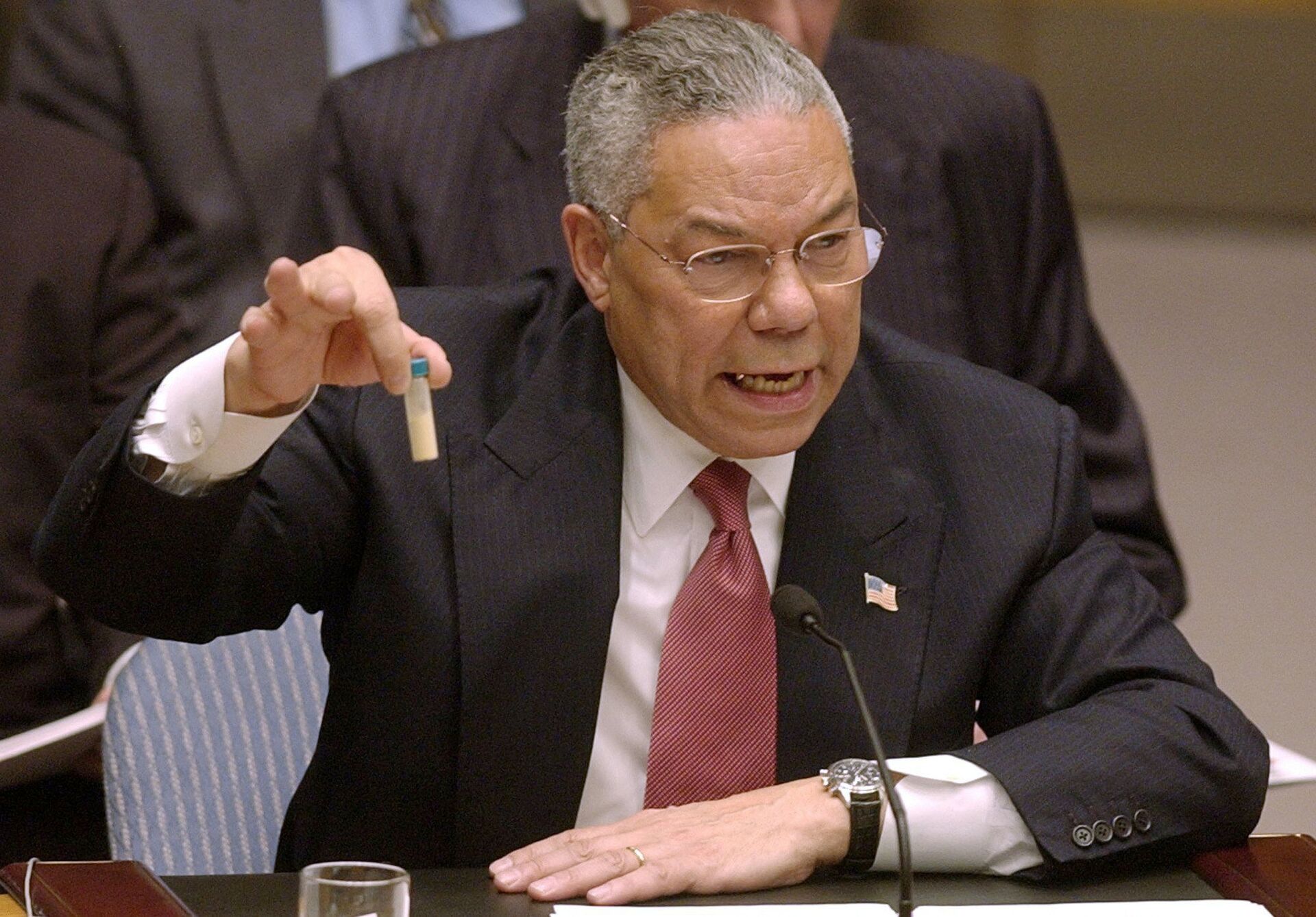 Госсекретарь Колин Пауэлл с пробиркой на заседании Совбеза ООН, 2003 год  - Sputnik Южная Осетия, 1920, 20.10.2022