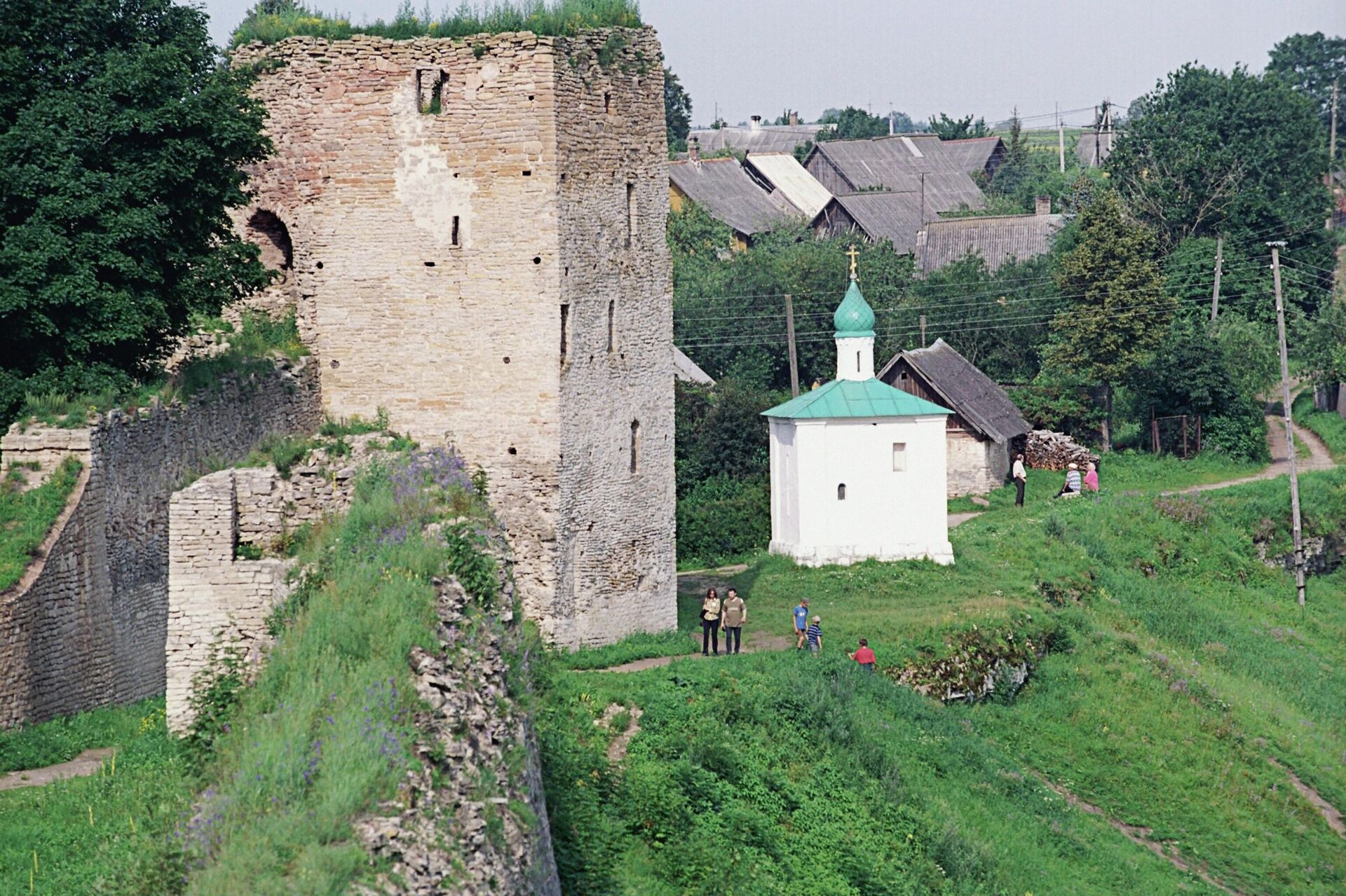 Справа - каменная часовня Корсунской Божией Матери, выстроенная у стен крепости в 1929 году.  - Sputnik Южная Осетия, 1920, 21.10.2022