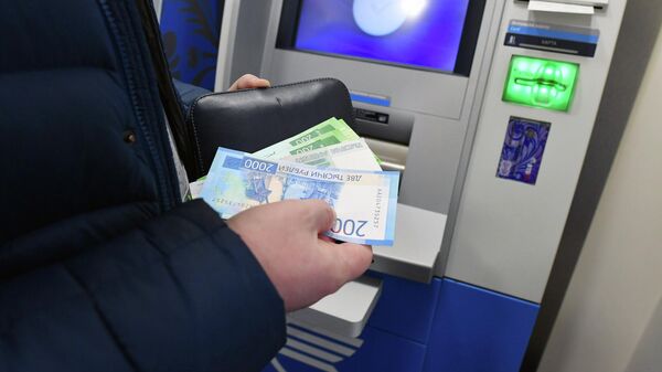 Женщина снимает деньги в банкомате - Sputnik Южная Осетия
