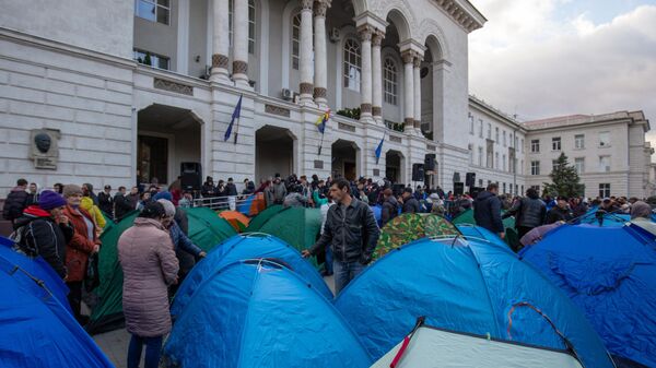  Участники акции протеста оппозиции перед зданием Генпрокуратуры в Кишиневе. - Sputnik Южная Осетия