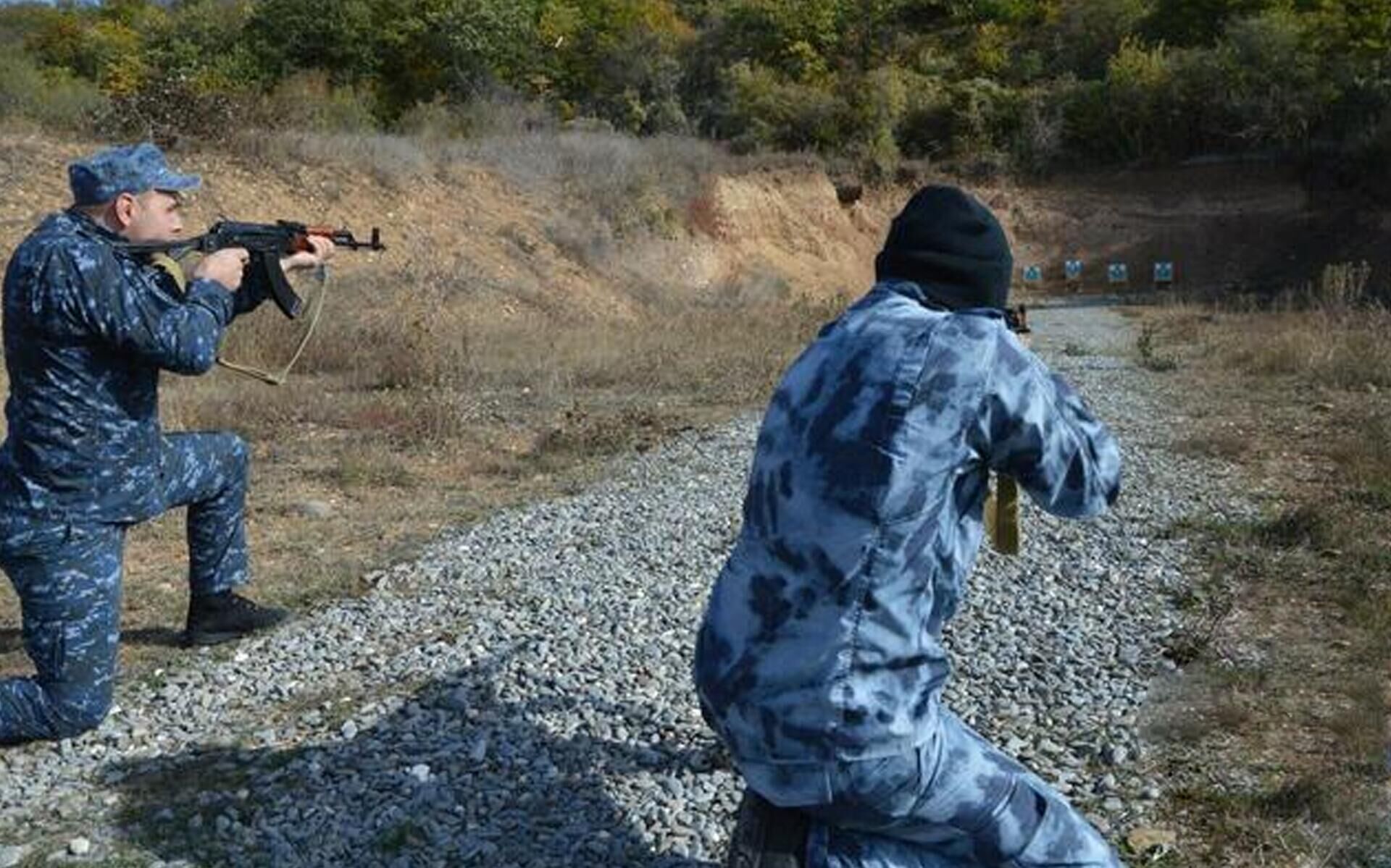 Сотрудники МВД проводят практические стрельбы из стрелкового оружия - Sputnik Южная Осетия, 1920, 26.10.2022