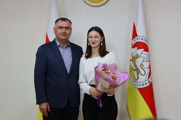 Президент Южной Осетии вручил лучшим студентам ЮОГУ именные стипендии - Sputnik Южная Осетия