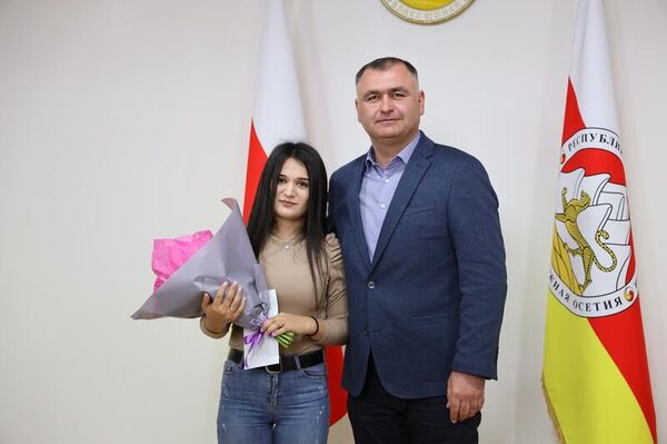 Президент Южной Осетии вручил лучшим студентам ЮОГУ именные стипендии - Sputnik Южная Осетия