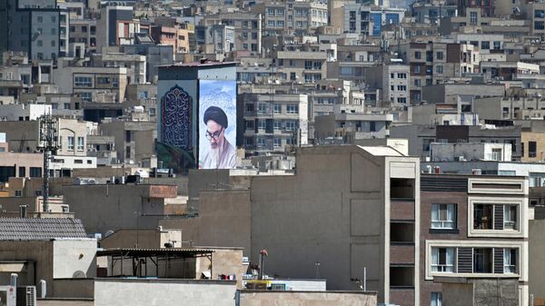 Портрет аятоллы Рухоллы Хомейни в одном из жилых кварталов Тегерана. - Sputnik Южная Осетия